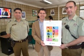 Defensor Local Jefe de Temuco Patricio Salinas entrega afiches con derechos de imputados