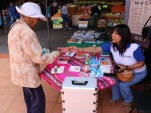 Facilitadora Intercultural Inés Flores, entregando información sobre defensa de extranjero y migrante en feria ASOAGRO