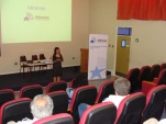 La defensora local Karin Rivas expuso ante los docentes y paradocentes del Liceo Industrial de Antofagasta.