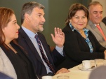 El Defensor Nacional recibió a la delegación. En la imagen, Andrés Mahnke junto a Sonia Cortés y Luisa Corpeño. Al fondo, Juan Pablo Lira.