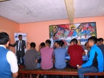 Los jóvenes en Internación Provisoria escuchan atentamente al defensor juvenil de Tarapacá.