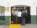 El ´Comisario de la Cuata Comisaría de Rengo, Capitán Bernardo Leiva, recibe afiche sobre derechos del imputado.