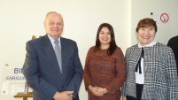 La defensora junto al homenajeado Enrique Alvarez y la presidenta de la Corte, Jasna Pavlich