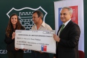 El Defensor Nacional Georgy Schubert,recibe junto al interno Patricio Zúñiga, el cheque por el aporte del FNDR 