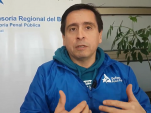 El defensor Felipe Martínez dando a conocer los principales aspectos de la defensa penal juvenil en una cápsula informativa 