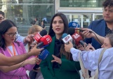 La defensora penal pública de la defensoría Local de Maipú, María Fernanda Büheler, siendo abordada por la prensa.