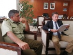 El Defensor Regional Claudio Pérez explicó al general Zenteno el proyecto de atención especializada en las primeras horas de la detención.