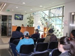 El público que permanece en la sala de espera agradeció la presentación de las cápsulas informativas 