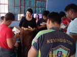 La defensora juvenil Natalia Andrade conversa con los adolescentes del Centro de Régimen Cerrado de Iquique.