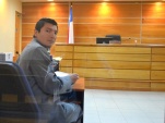 El defensor penal público  Claudio Rojas Piro, esperando el inicio de una audiencia.