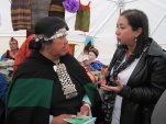 Entrega de folletería y diálogo con los artesanos marcaron la actividad de difusión sobre defensa penal indígena