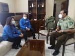 La Defensora Regional Loreto Flores y el Jefe de Estudios Mario Palma, en su reunión con el oficial de la Comisaría de San Miguel
