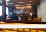 El defensor local Jefe de Santiago, Víctor Providel, y el defensor Arturo Vergara a la espera del ingreso de sus representados al tribunal.