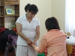 Interna del complejo penitenciario recibe masajes de relajación a cargo de la terapeuta corporal Rebeca Garófalo López