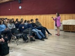Consultas y opiniones expresaron los alumnos en la charla impartida por Catherine Ríos.