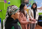 Viviana Castel jefa de Estudios, Angela Morales (UAGD) y la expositora Ingrid Briceño conversan con mujeres privadas de libertad en Chillán
