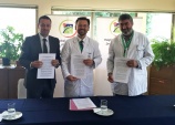 El defensor regional metropolitano norte Carlos Mora y el director del Hospital de Putaendo Dr. Jaime Retamal tras firmar convenio de colaboración