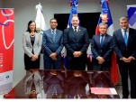 El Defensor Nacional, Andrés Mahnke (derecha) y el embajador Gutiérrez (a su lado), junto a las autoridades dominicanas.