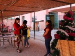 Encargada de Comunicaciones de Arica junto a facilitadora intercultural grabando saludo de imputada para sus familiares en el extranjero 
