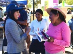 : La Facilitadora Intercultural de la Defensoría en plena conversación con mujeres agricultoras de Camiña.