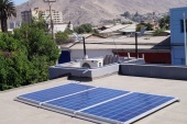 Los paneles solares instalados en la Defensoría Regional de Atacama generan energía para iluminar autónomamente el exterior de la sede. 