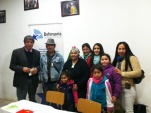 El Jefe de la Unidad de Estudios Regional, Víctor Providel, junto a la werkén y su familia 