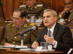 El Defensor Nacional, Georgy Schubert (a la derecha) expuso ante la ComisiÃ³n Especial de Seguridad PÃºblica del Senado.