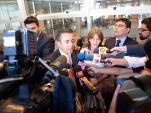 Tras ser sobreseída, Ana María Gómez (al centro) habló con la prensa junto a sus defensores públicos, Mario Palma y Gabriel Carrión.