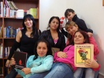 Edith Tobar, Giselle Zurita, Rosa Muñoz, Raquel Pizarro, Isabel Orellana y Bárbara Pavéz áhora comparten celda y el gusto por los libros.