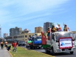 La Caravana Navideña que en diciembre del 2013 recorrió toda la ciudad de Iquique para llevar los regalos de los funcionarios de la Defensoría regiona