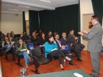 El Jefe de Estudios expone ante los periodistas de Iquique y los representantes del Poder Judicial, Ministerio Público y Defensoría.