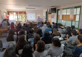 Hombres y mujeres del colegio Miravalle de Peñalolén escuchan atentamente al defensor penal juvenil Joaquin Müller.