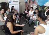 La defensora especializada en defensa de género Patricia Alvarado dialogando con imputadas privadas de libertad junto a sus hijos menores de 2 años