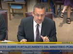 El Defensor Nacional, Carlos Mora Jano, exponiendo durante la sesión de la comisión parlamentaria.