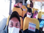 El grupo de expatriados aparece en una ‘sefie’ tomada en pleno viaje de retorno hacia Bolivia.
