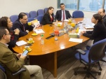 La delegación hondureña (izquierda) conversa con los directivos de la Defensoría, a los que luego se sumó Andrés Mahnke.