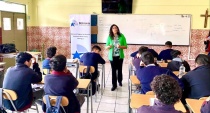 La asistente social, Yesenia Cortés les explica a los jóvenes cuales son los alcances de la ley N° 20.084.
