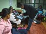 El Defensor Regional de Tarapacá dialoga con las internas madres de lactantes, quienes también fueron evacuadas del penal de Iquique.