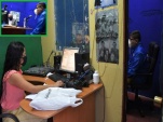 El Defensor Regional en los estudios de Radio EstaciÃ�Â³n del Penal de Mujeres de Iquique.