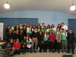 Al término de la actividad, los alumnos se fotografiaron con los funcionarios de la Defensoría Regional de La Araucanía.