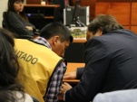 El Defensor Penal Público Rodrigo Torres junto a Juan Carlos Quispe durante la lectura del fallo que lo declaró inocente del homicidio a dos policias 