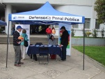 Profesionales de la Defensoría atendiendo las distintas consultas realizadas en Chillán durante la Plaza de Justicia. 