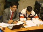 El defensor público Claudio Aspe, captado durante el juicio oral junto a su cliente, Gustavo Fuentes.