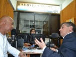 El locutor de Radio El Salitre, Rigoberto Cataldo, conversa con el Defensor Regional de Tarapacá.