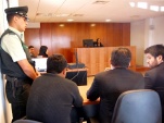 Los defensores penales públicos Enmanuel Toloza y Gabriel Carrión acompañan al primer imputado (a la izquierda) que atendió el nuevo Tribunal de Garan