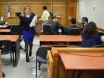 La defensora penal Bárbara Chandía al salir de la sala de audiencias apenas terminado el segundo juicio oral por el Caso Muebles de Iquique.
