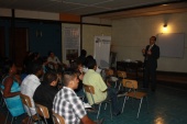 El Jefe de Estudios, Renato González dicta charla informativa a extranjeros residentes en Copiapó.