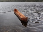 la canoa fue construida por Raúl Edén con un tronco de coigüe.