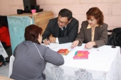 El Asesor Jurídico, Omar Campillay y la Asistente Administrativa, Juanita Cruz atienden a mujeres internas en Vallenar. 