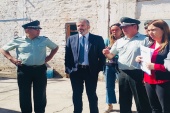 El defensor regional de Atacama, Raúl Palma Olivares recorre los patios del CCP de Copiapó. 